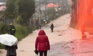 Cierre vía Cuenca-Molleturo por desborde quebrada Marianza