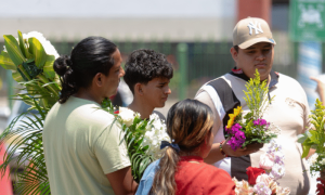 Multitudinaria visita a cementerios municipales