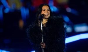Dua Lipa sorprende con homenajes a artistas latinos